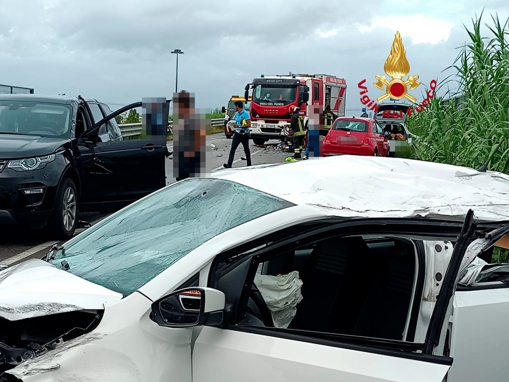Schianto tra 5 vetture a Sesto, due conducenti incastrati nelle auto