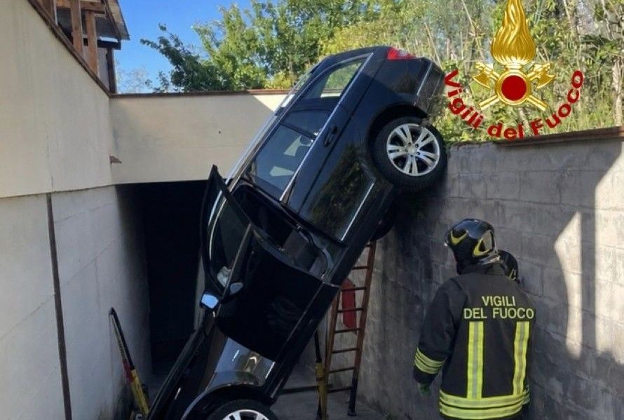 Auto vola gi&ugrave; dalla rampa stradale a Siena: conducente estratto dalle lamiere e soccorso dal 118