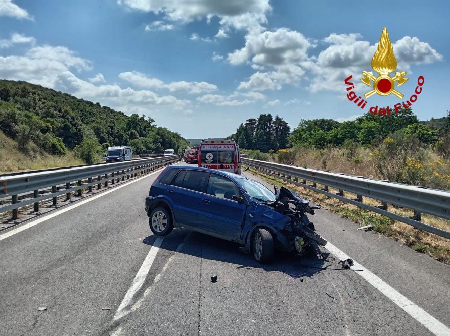 Grave incidente sulla ss223 a Montorsaio: scontro tra furgone e auto, tre feriti. Un conducente estratto dalle lamiere