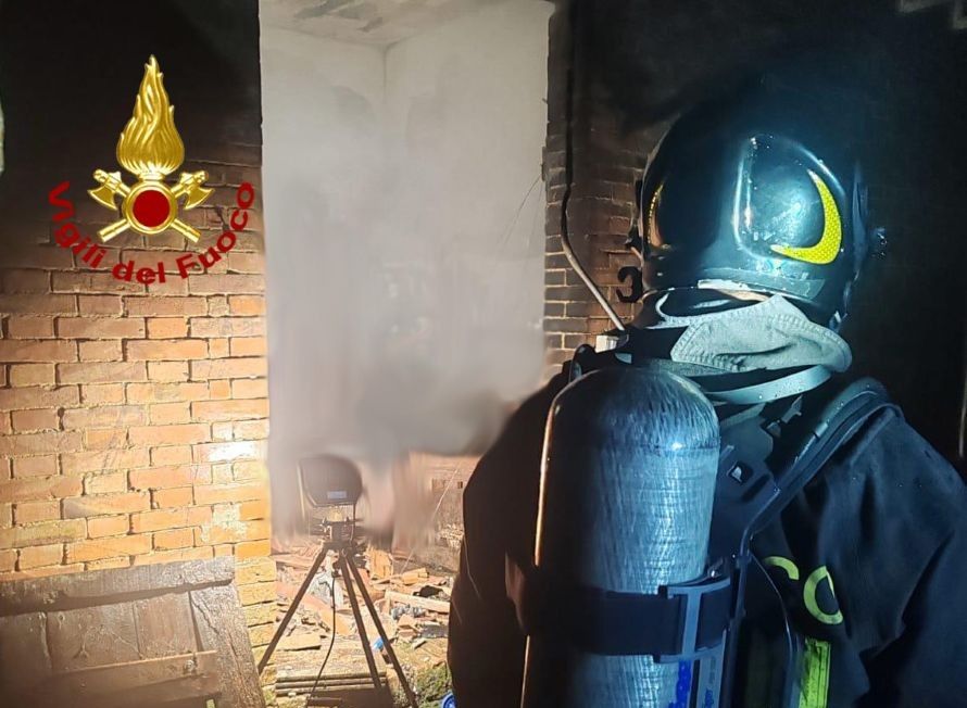 Fiamme nella notte ad Asciano: incendio distrugge un garage, crolla il soffitto per il calore