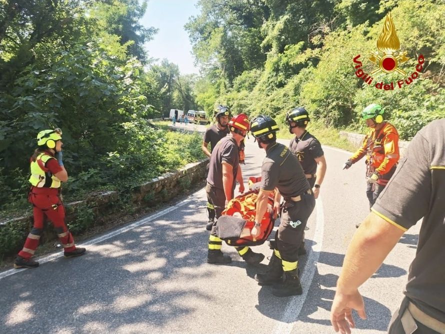 Ciclista precipita per 8 metri da un ponte a Gaiole in Chianti: recuperato dal Saf dei vigili del fuoco