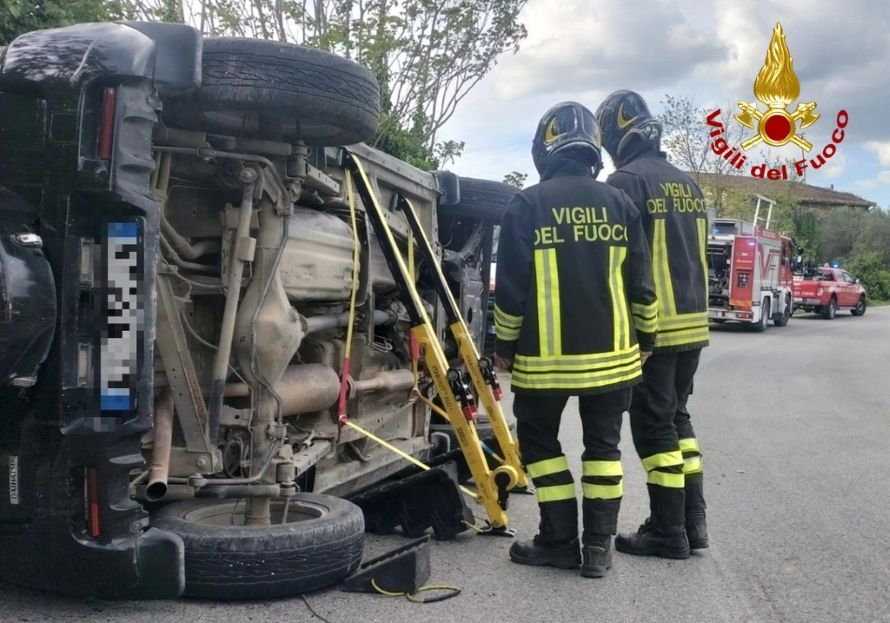 Paura sulla Chiantigiana: auto fuori strada sulla sr222, conducente estratto dai vigili del fuoco