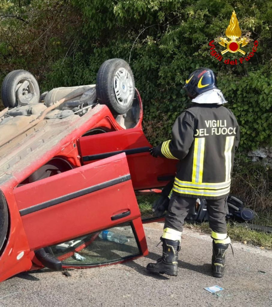 Auto si ribalta a Murlo, tre feriti tra cui una bimba di 3 anni