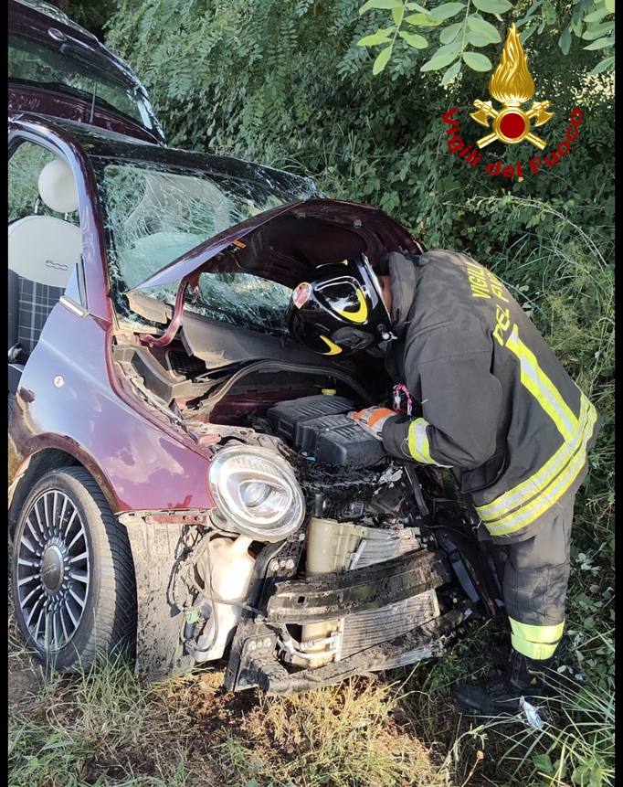 Finisce con l'auto contro un trattore, 25enne estratta dalle lamiere