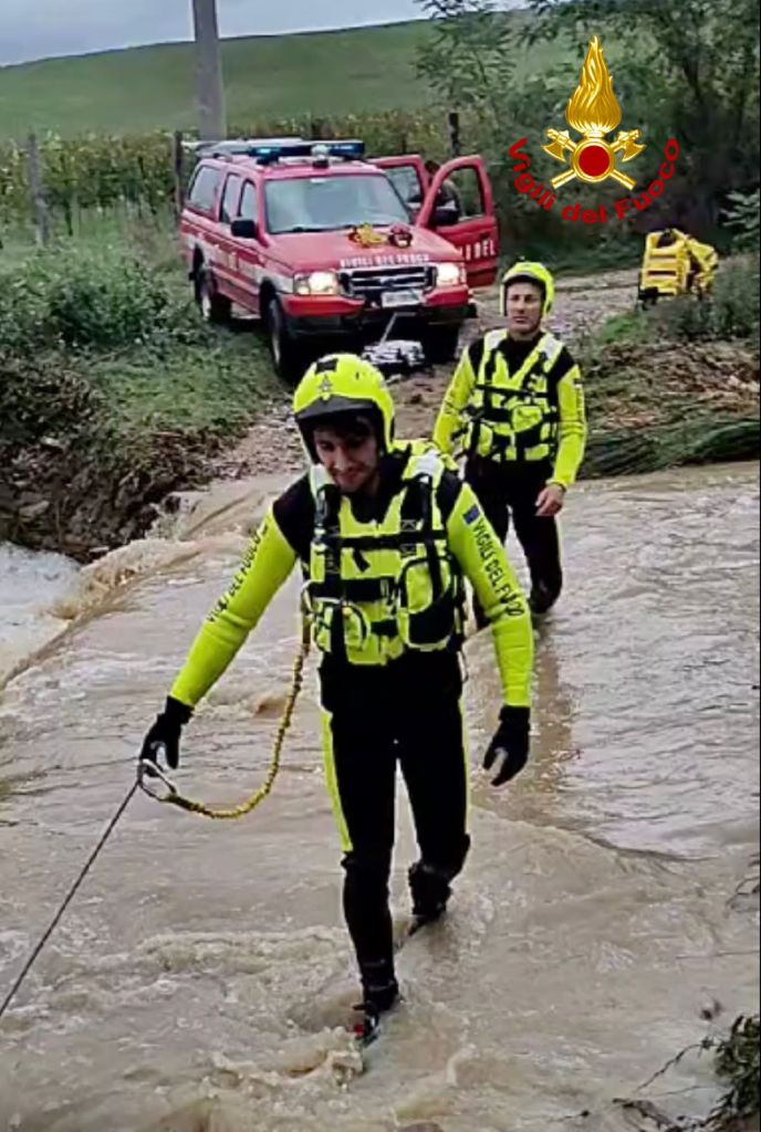 Sorpresi dalla piena del torrente, coppia bloccata a Molin Nuovo. Danni in tutta la provincia