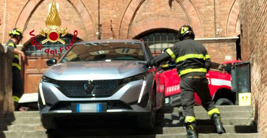 Giù per le scale con l'auto in centro a Siena