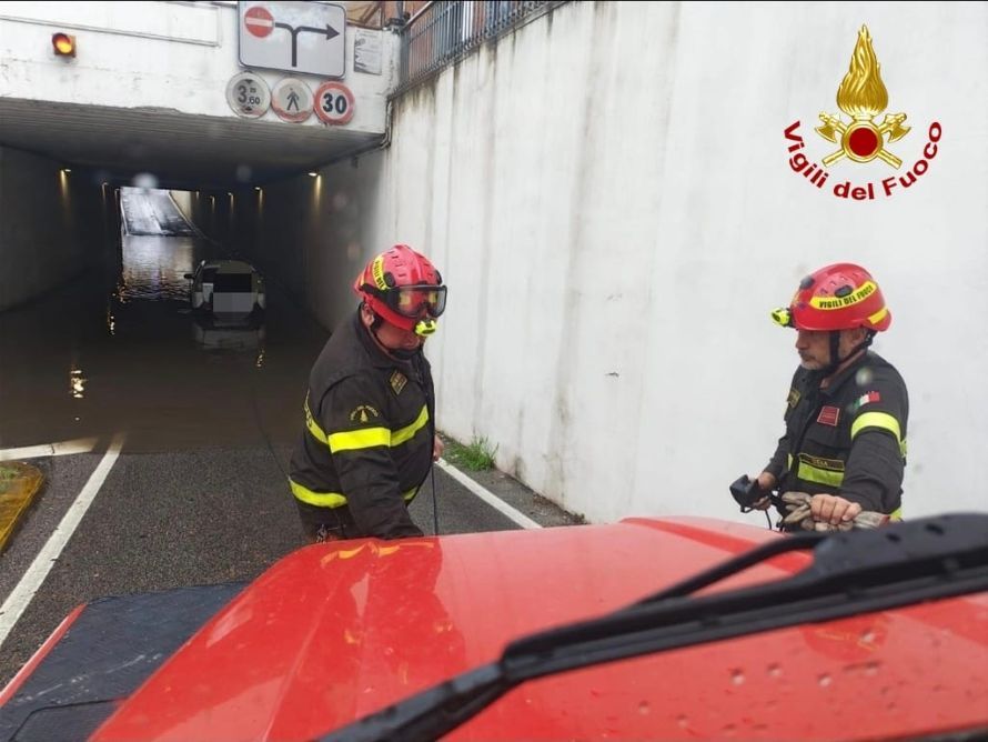 Sinalunga, auto resta bloccata nel sottopasso allagato: intervengono i Vigili del Fuoco