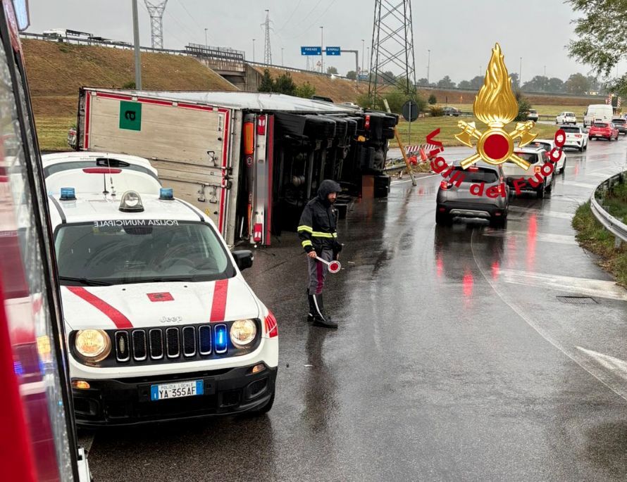 Ribaltamento sulla sr429 a Empoli: traffico paralizzato e due feriti estratti dai vigili del fuoco