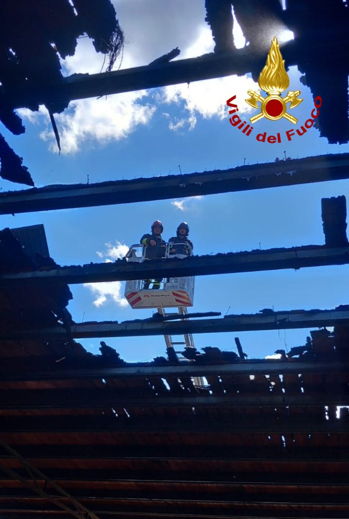 Va a fuoco tetto fotovoltaico di una stalla a Montallese