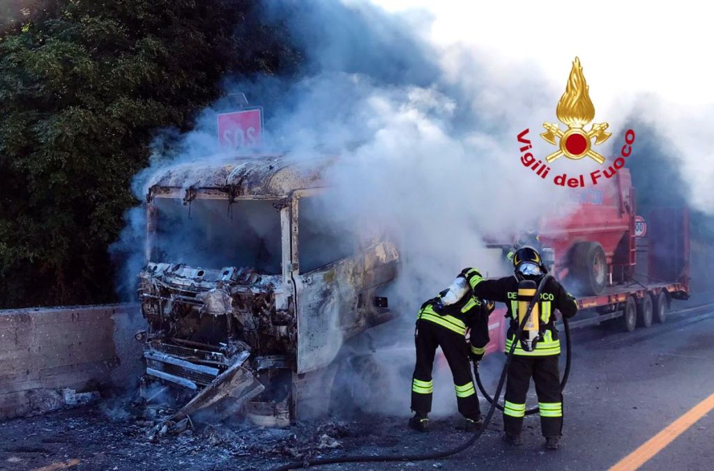 Tir e auto in fiamme: A1 chiusa e mattinata di caos