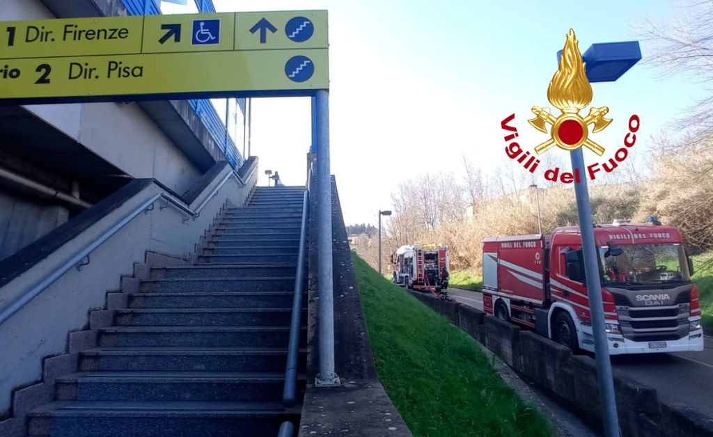 Fuoco sul Frecciargento: treno fermato a Signa e linea bloccata. Passeggeri evacuati
