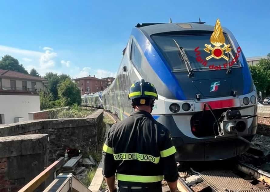 Paura sul ponte a Dicomano: treno regionale esce parzialmente dai binari. Linea del Mugello bloccata, scattano i bus sostitutivi