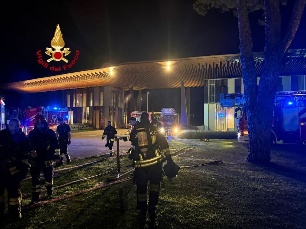 Paura per un incendio al Viola Park, 3 calciatori e un accompagnatore intossicati