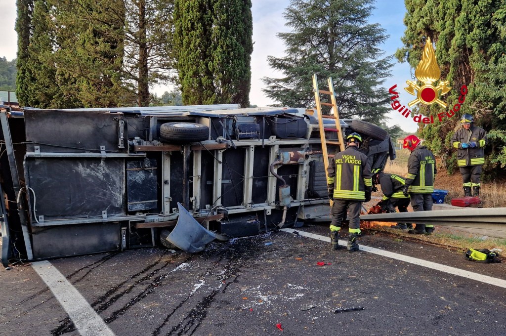 Si ribalta camper al casello Firenze Sud della A1, ferito il conducente