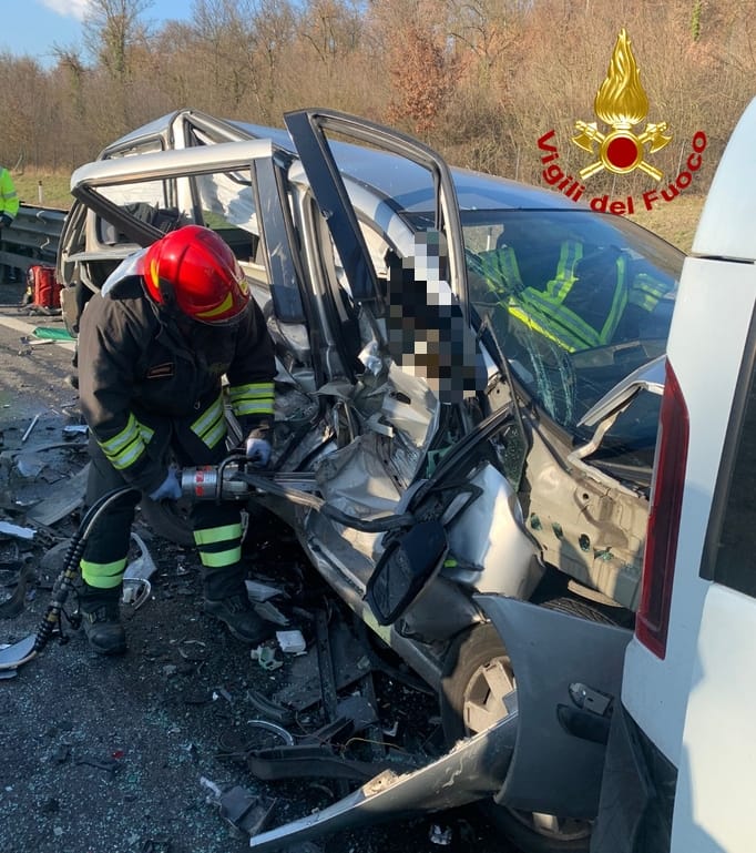Sei auto distrutte in un incidente nel tratto toscano dell'A1, 4 i feriti. Intervento dell'elisoccorso