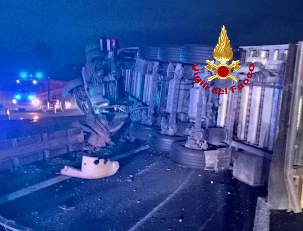 Si ribalta camion di pneumatici: A1 bloccata a Firenze Sud. Almeno 5 feriti