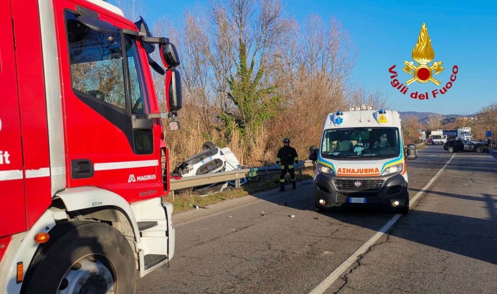 Auto si ribalta nello scontro: grave il conducente