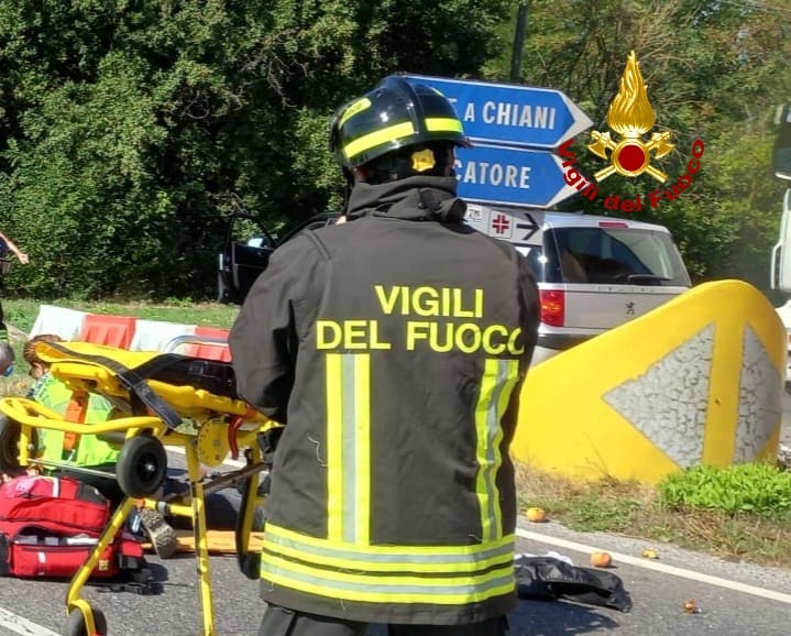 Ciclomotore contro un autocarro, un morto e un ferito grave sul raccordo Arezzo-Battifolle