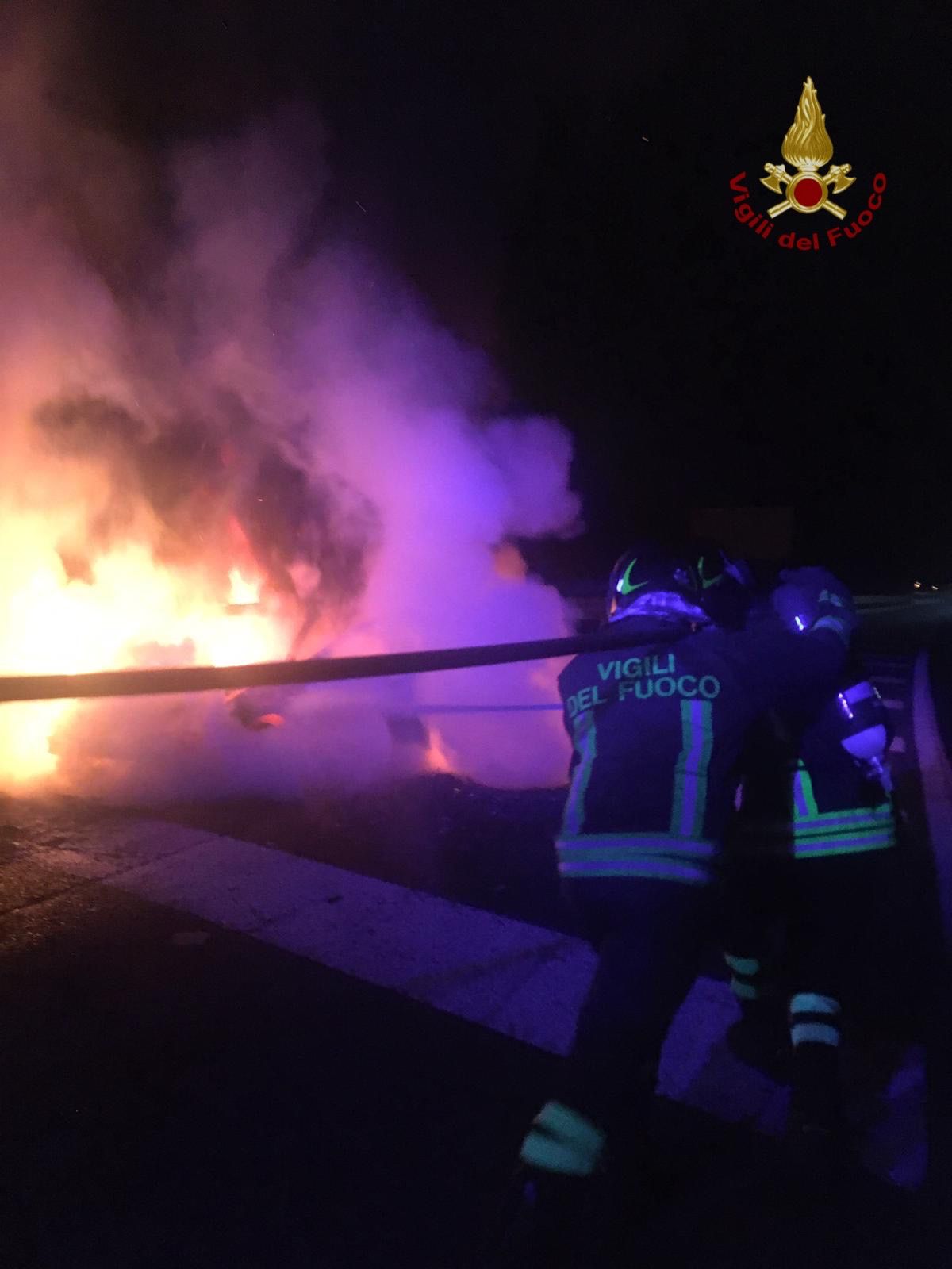 Auto a fuoco sull'A1 in Toscana, completamente distrutta