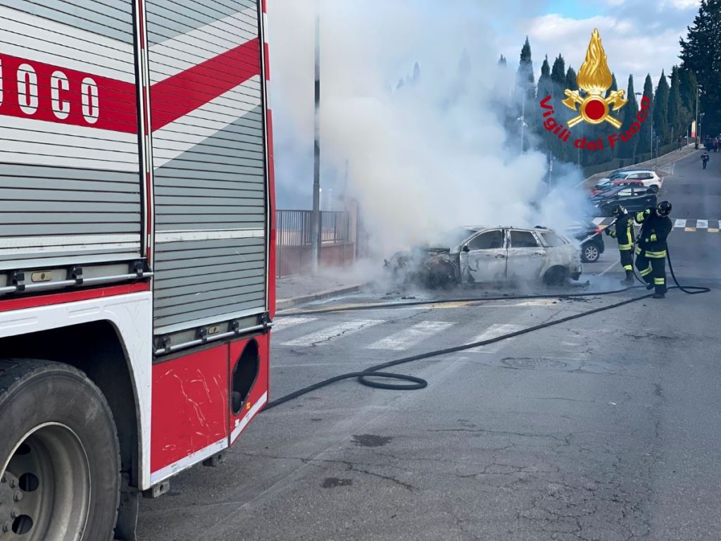 Auto distrutta dalle fiamme a Montespertoli