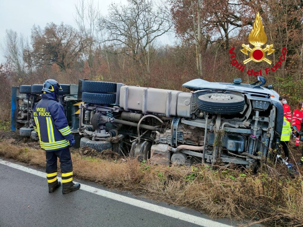 Camion si ribalta a Siena, autista incastrato