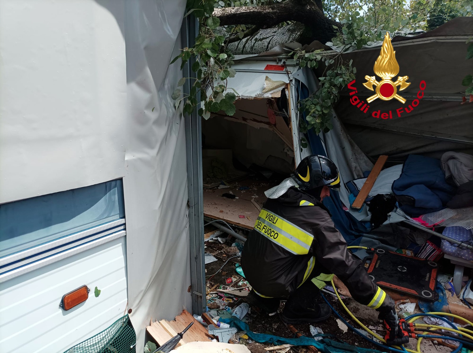 Crolli, tetti scoperchiati, alberi sradicati, strade bloccate: il maltempo ha devastato la Toscana. Ecco la situazione per province: oltre 50 feriti e 100 evacuati