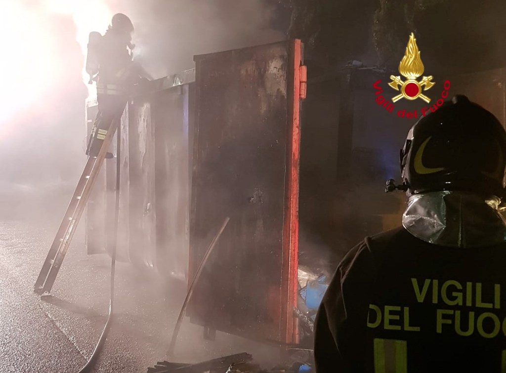 A fuoco container a Campi, distrutti attrezzi da lavoro