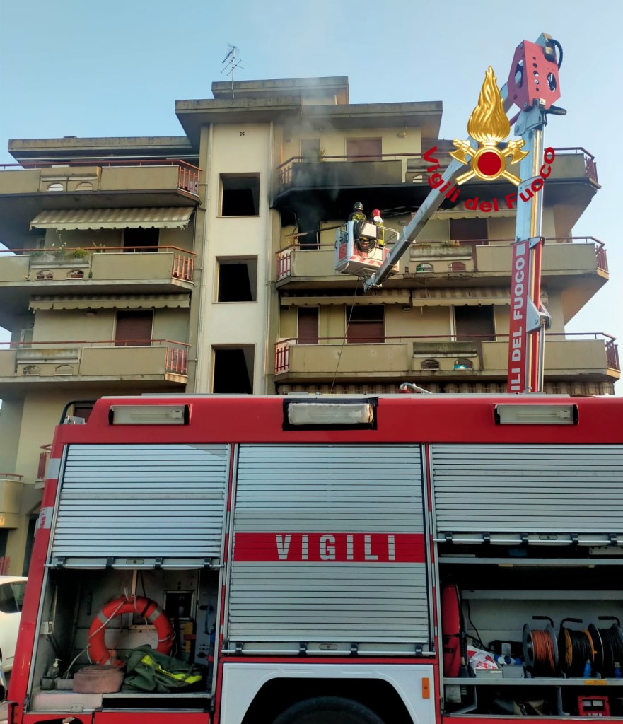 A fuoco appartamento a Certaldo, una persona intossicata