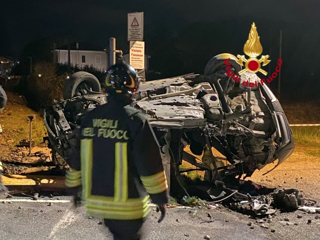 Auto rimane sui binari: travolta dal treno a Castelfiorentino