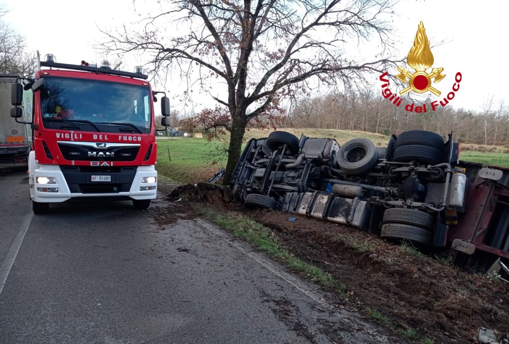 Camion si ribalta, autista incastrato all'interno
