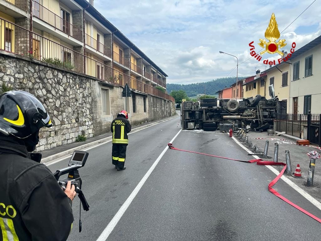 Camion cisterna pieno di gas si ribalta tra le case, Traffico bloccato sulla sr325