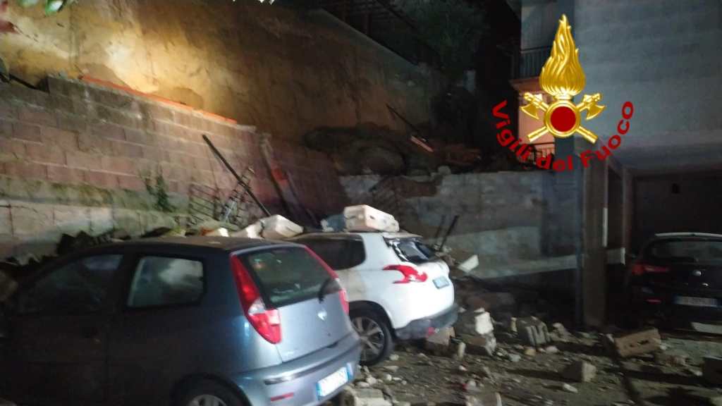 Frana muro a Colle: due auto distrutte e casa inagibile