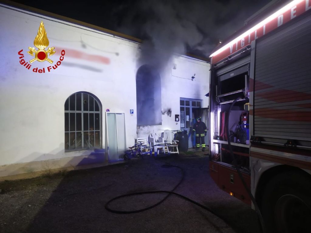In fiamme attività commerciale a Colle