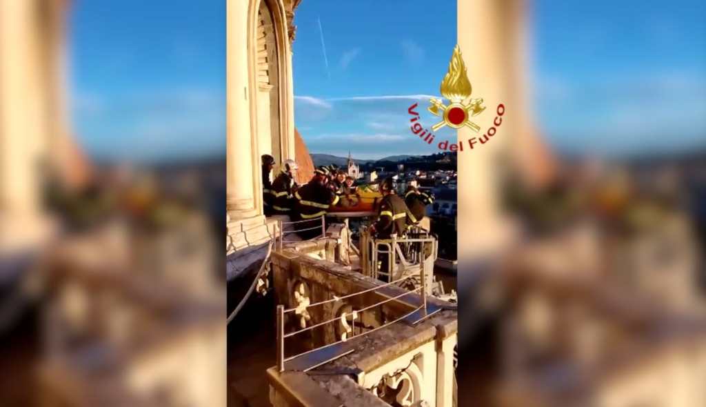 43enne si sente male sul Duomo, intervengono i vigili del fuoco. Il video del salvataggio