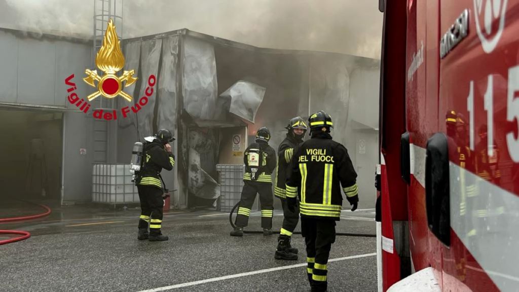 A fuoco carrello elevatore in una fabbrica a Montelupo