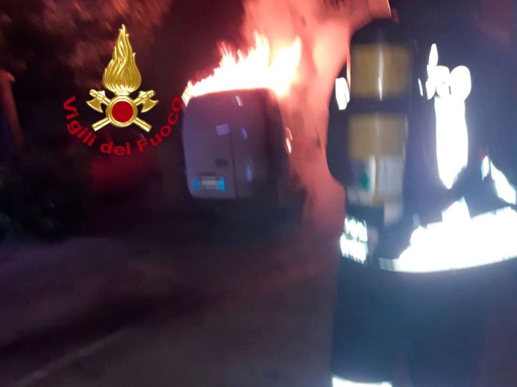 Incendiati 2 furgoni a Montelupo, danneggiate 5 auto