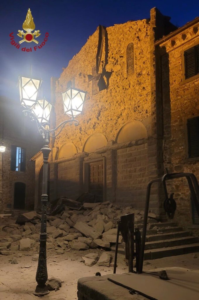Crollano tetto e facciata della chiesa a San Giovanni Oliveto