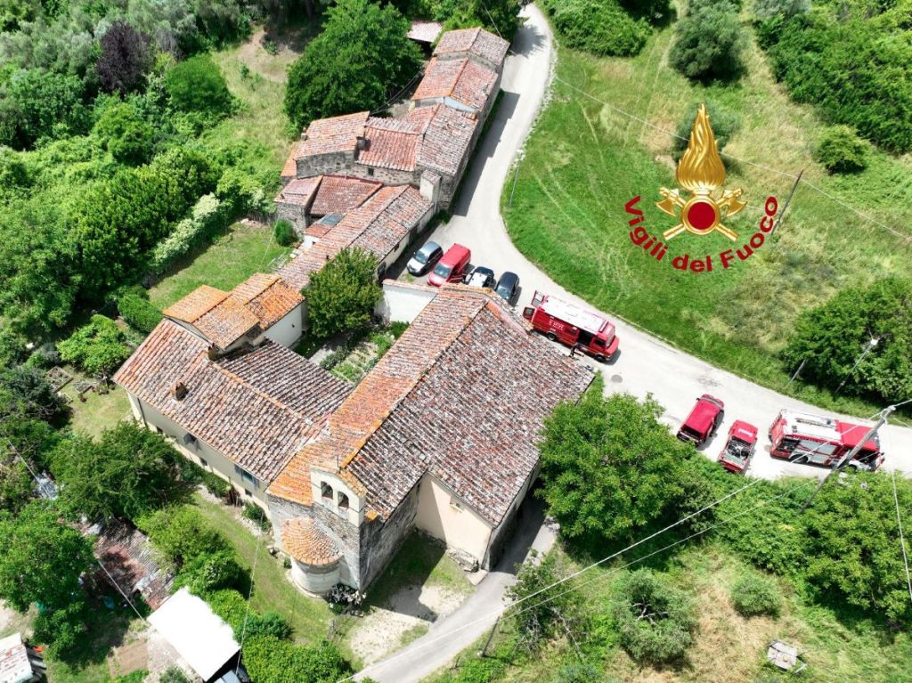 Ragazzo precipita in un dirupo e muore