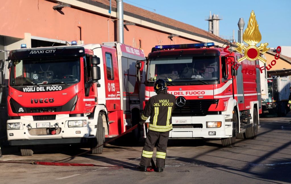 In fiamme un capannone di Alia a Firenze: intervenuti 6 mezzi dei vigili del fuoco