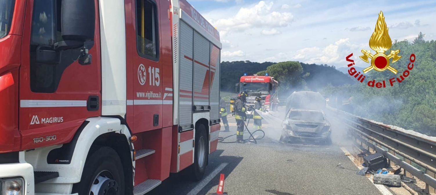 Auto distrutta dalle fiamme sulla Siena Firenze all'altezza di San Casciano