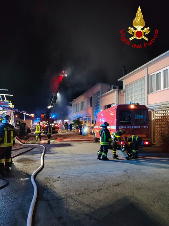 Capannone a fuoco, attività distrutte