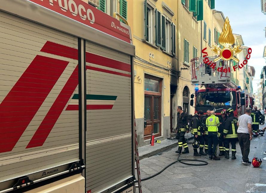 Incendio in condominio a Firenze: 11 persone soccorse, tre sono bambini