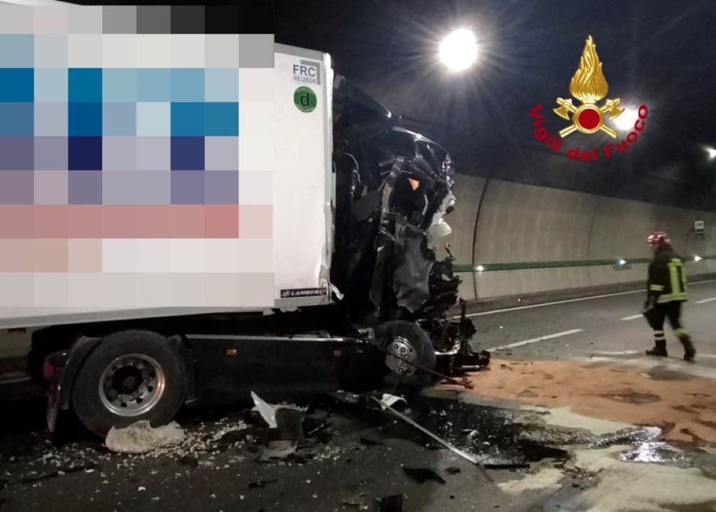 A1 chiusa tra Bologna e Firenze per incidente fra 3 camion