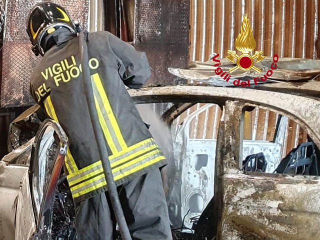 Incidente e auto a fuoco in galleria, superstrada chiusa