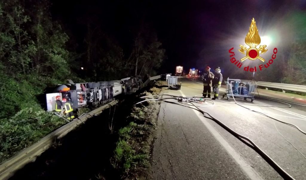 Incidente sullo svincolo di Drove, svuotata la cisterna con 40mila litri di Gpl. Le strade chiuse