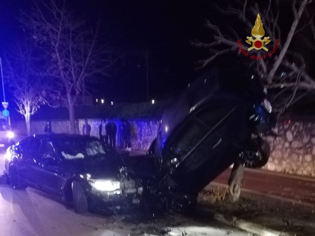 Urta tre auto e ne scaraventa una su un albero
