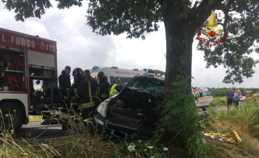 Tremendo schianto contro un albero, gravissima donna di 49 anni