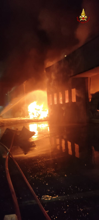 A fuoco capannone industriale in provincia di Firenze: danni ingenti (il video)