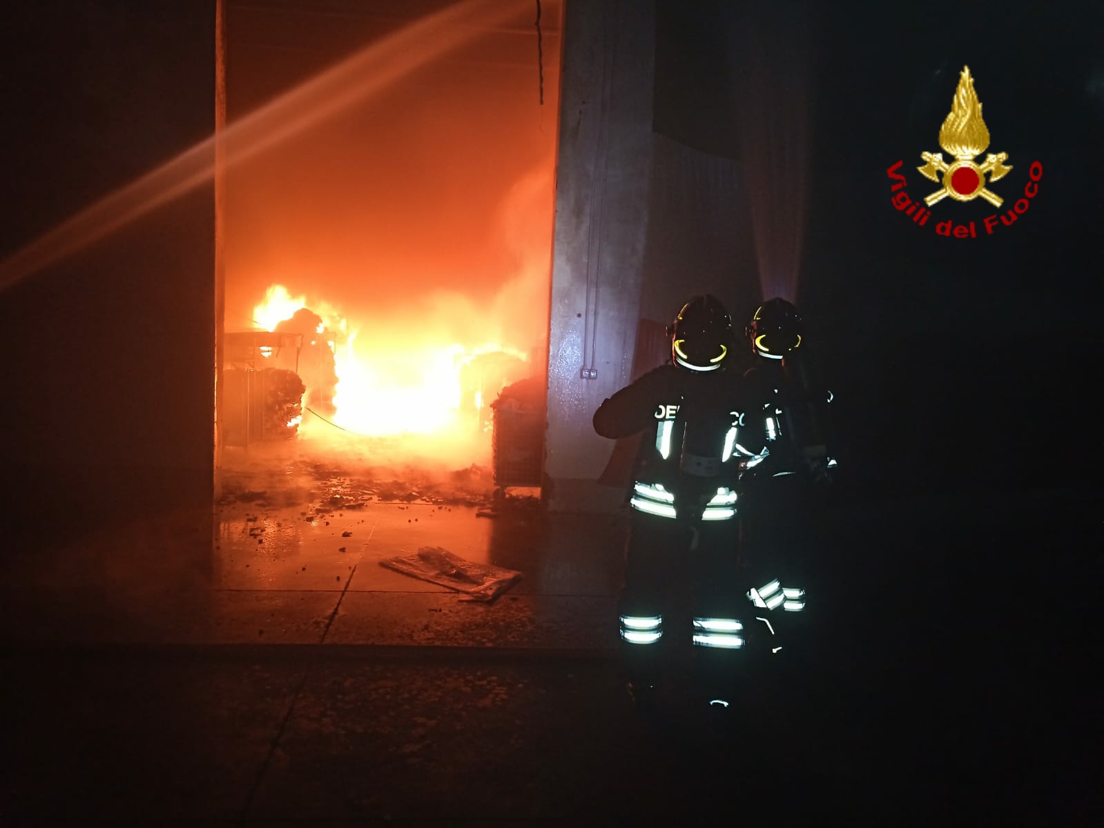 Spaventoso incendio: in fiamme fabbrica tessile (video)