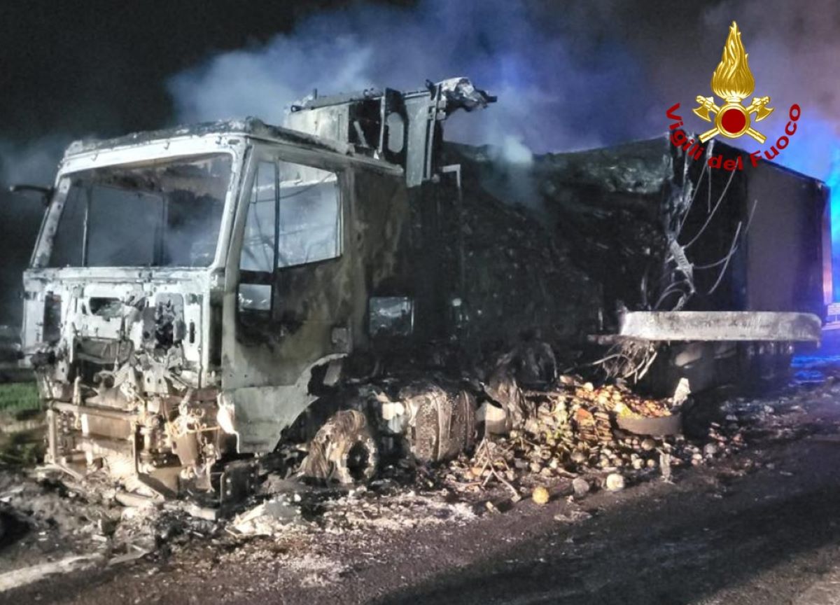 Autotreno di frutta e verdura a fuoco, A1 chiusa nel tratto aretino